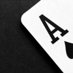 Bahis mekanında poker oyunu oynayan oyuncular, kazanma stratejilerini tartışıyor.