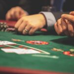 Bahis mekanı promosyonları ile blackjack oyunu ve kazanma stratejileri üzerine görsel bilgi grafiği.