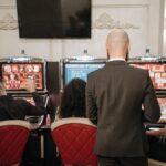 Bahis mekanında slot oyunları ve canlı casino deneyimini gösteren renkli bir görsel.
